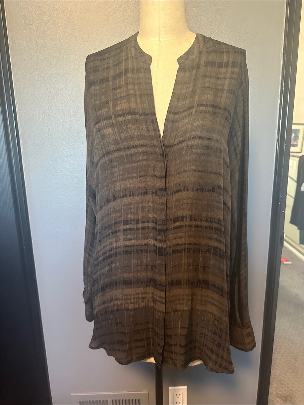 Vince Silk Olive Brown Patterned V-Neck Long eSleeve Blouse
